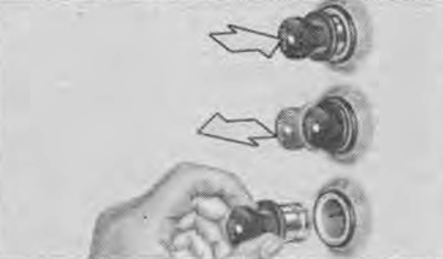 Перед подключением дополнительного оборудования к прикуривателю убедитесь, что оно соответствует…