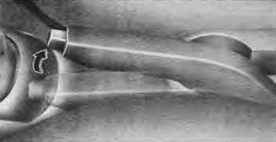 Чтобы включить стояночный тормоз при парковке автомобиля, нажмите на педаль тормоза и потяните…