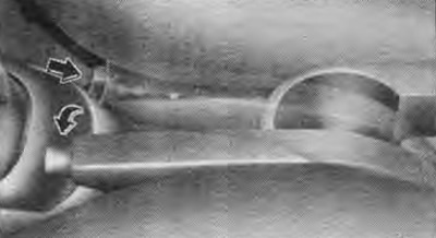 Чтобы выключить стояночный тормоз, потяните рычаг стояночного тормоза на себя, нажмите и…