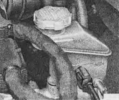 Тормозная жидкость — SAE J 1703 или FMVSS 116 DOT3, DOT4