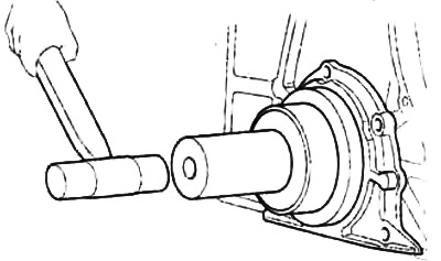 д) При помощи подходящей оправки и молотка запрессуйте новый сальник.