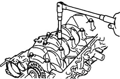б) Отверните гайки крепления крышки шатуна.