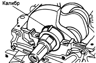з) Положите пластиковый калибр для измерения зазоров в подшипниках скольжения на каждую коренную…