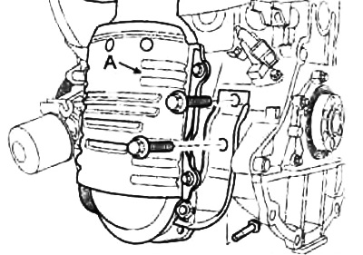 3. Снимите теплозащитный экран приемной трубы системы выпуска (А) (см. раздел «Головка блока…