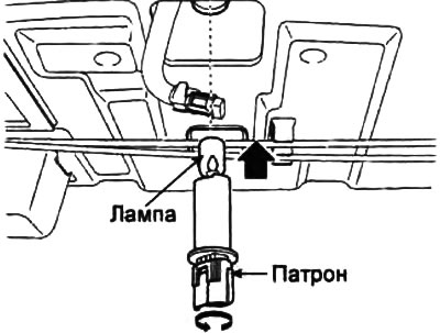 2. Откройте заднюю дверь (багажник) и отсоедините разъем стоп-сигнала.