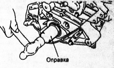 в) Легко постукивая по оправке, установите сальник заподлицо с корпусом масляного насоса.