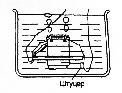 в) Переверните и медленно погрузите клапан отсечки топливоподачи в емкость с водой, перекрыв…