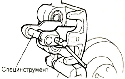 а) С помощью специального инструмента или рукоятки молотка заведите поршень в цилиндр суппорта…