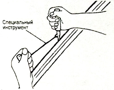 2. С помощью специального инструмента пропилите слой клея по всему периметру стекла.