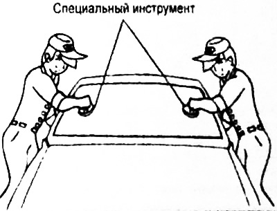4. С помощью специального инструмента снимите лобовое стекло.