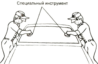 10. С помощью вакуумных присосок или специального инструмента уложите стекло на проем кузова,…