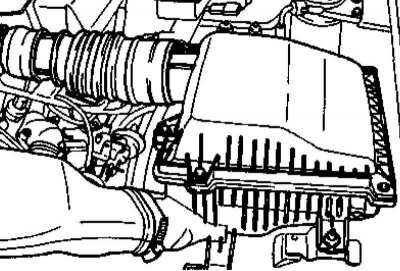 2. На бензиновых моделях ослабьте крепежные хомуты и отсоедините от крышки воздухоочистителя…