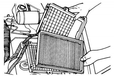 4. Протрите внутренние поверхности крышки и корпуса воздухоочистителя чистой ветошью.