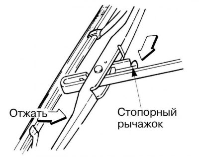 1. Отведите рычаг стеклоочистителя от стекла и разверните щетку таким образом, чтобы обеспечить…
