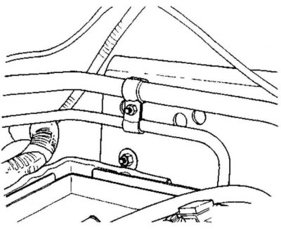 4. Отпустите штуцерные гайки/болты с обеих концов подлежащей снятию линии.