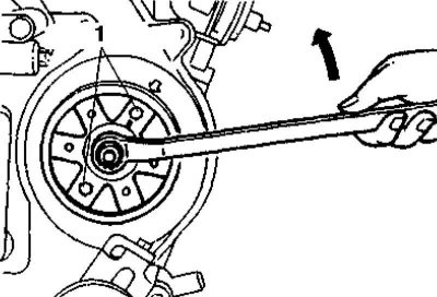 4. Проворачивая двигатель в нормальном направлении, добейтесь совмещения установочной метки (1)…