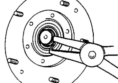 1. Выверните крепежные болты, скиньте шайбы и снимите муфту с тормозного диска.