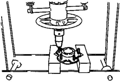 4. Поддев отверткой, извлеките из ступичной сборки сальник.