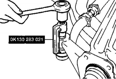 3. Извлечение шплинта фиксации шарового пальца наконечника рулевой тяги.