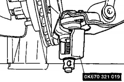 4. Выпрессовывание шарового пальца наконечника рулевой тяги из поворотного кулака.