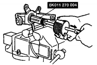 7. Поддев отверткой, извлеките из поворотного кулака внутренний сальник.