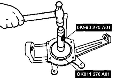 10. При помощи подходящей оправки застучите в поворотный кулак игольчатый подшипник.