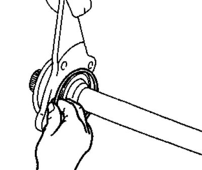 2. Выверните болты крепления кожуха подшипника к рукаву картера моста.