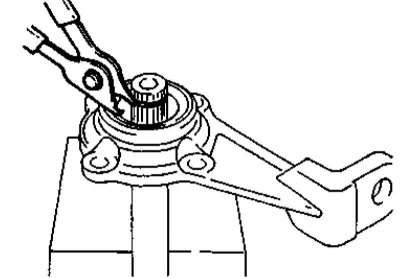 3. Высвободите выходной вал из боковой шестерни дифференциала, извлеките его из рукава, затем…