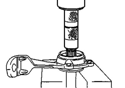 5. Поддев отверткой, извлеките из кожуха подшипника старый сальник.