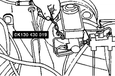 2. Отсоедините электропроводку от датчика-выключателя уровня тормозной жидкости в резервуаре…