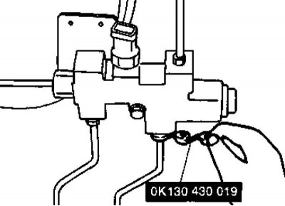 3. При помощи специального накидного ключа с разрезной головкой отсоедините от ГТЦ гидравлические…