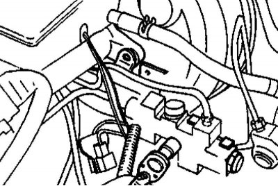 4. Действуя в аналогичной манере, отсоедините гидравлические линии от расположенного под сборкой…