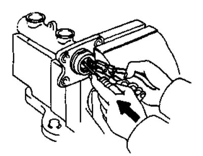 4. Обмотанной изоляционной лентой отверткой отожмите поршень внутрь цилиндра и выверните упорный…