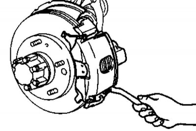 2. Выверните пару направляющих болтов и снимите суппорт тормозного механизма, - не отсоединяя…