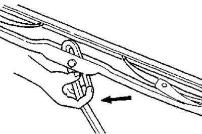 1. Отведите рычаг подлежащей замене щетки от ветрового стекла.