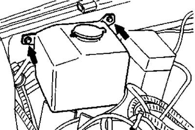 2. Отсоедините электропроводку насоса и шланг подачи жидкости.